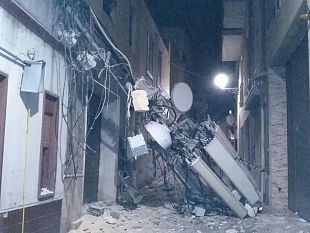 a-causa-del-forte-vento-crolla-un-antenna-per-la-telefonia-mobile-in-pieno-centro-nessun-ferito