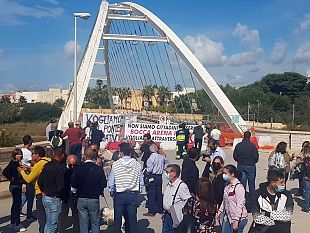 flashmob-residenti-di-boccarena-davanti-al-ponte-chiuso
