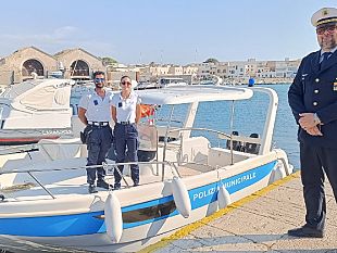 favignana-affidata-alla-polizia-locale-barca-utilizzata-per-limmigrazione-clandestina