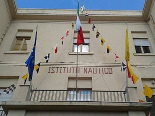 una-ragazza-cade-dal-terrazzo-dellistituto-nautico-marino-torre