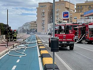 trapani/incendio-allac-beach-lifestyle-ex-lido-paradiso-forte-vento-ostacola-le-operazioni-dei-vigili-del-fuoco