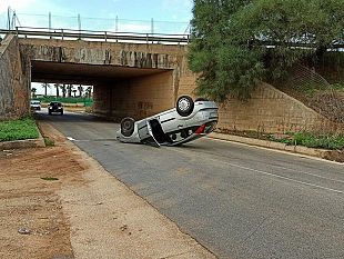 spettacolare-incidente-sulla-provinciale-per-partanna-auto-si-ribalta