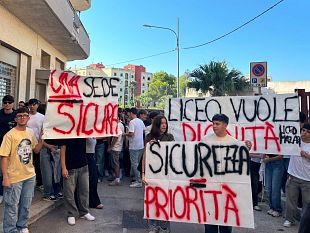 documento-degli-studenti-del-liceo-adria-ballatore-in-piazza-per-la-sicurezza-e-per-una-sede-unica