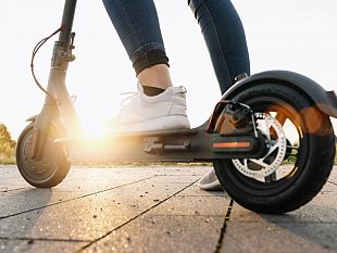 scatta-lobbligo-di-targa-e-assicurazione-per-i-monopattini-elettrici-dal-16-maggio-2026