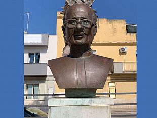 mazara-ricollocato-il-busto-bronzeo-di-don-stefano-doca