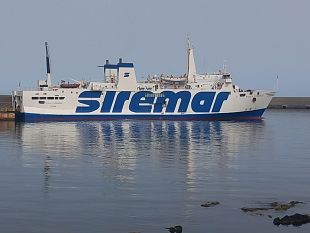 trapani/i-marittimi-della-caronte-tourist-in-protesta-di-fronte-alla-sede-legale-della-compagnia-di-navigazione