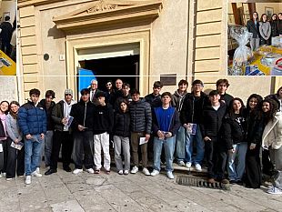 una-domenica-di-solidarieta-in-piazza-il-cuore-giovane-dellinteract-club-marsala