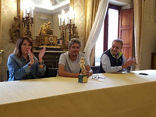 video-pif-dona-al-comune-di-erice-il-david-di-donatello