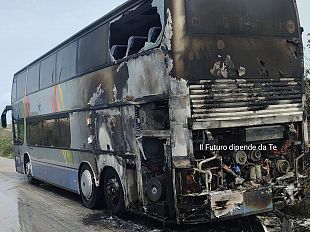 autobus-in-fiamme-molta-paura-ma-nessun-ferito