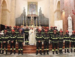 il-vescovo-giurdanella-benedice-gli-elmi-dei-nuovi-capi-squadra-accolti-nel-loro-nuovo-ruolo-con-emozione-e-orgoglio