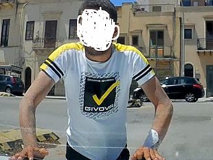 tenta-di-truffare-gli-automobilisti-attraversando-la-strada