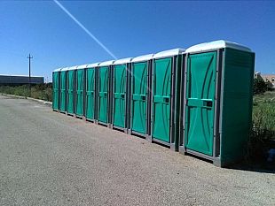 campo-erbe-bianche-installati-venti-bagni-chimici-ed-allacci-idrici