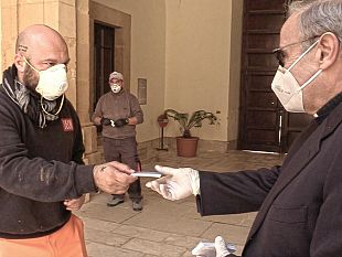 coronavirus-mazara-4-000-euro-dai-netturbini-per-i-piu-bisognosi-85-buoni-spesa-consegnati-al-vescovo