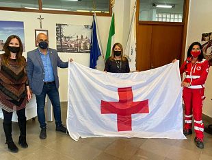 erice-esposta-al-comune-la-bandiera-della-croce-rossa