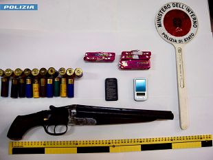 alcamo-arrestato-con-150-grammi-di-hashish-e-un-fucile-a-canne-mozze-clandestino