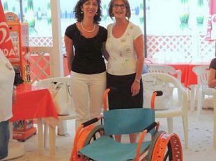 spiaggia-senza-barriere-il-rotary-di-mazara-dona-una-carrozzina-da-mare-per-disabili