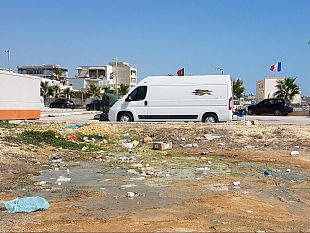mazara-discarica-e-putride-pozzanghere-nel-piazzale-giovanni-paolo-ii-chi-controlla-chi-interverra