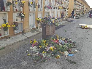 mazara-il-cimitero-pieno-di-immondizia-dalla-ricorrenza-dei-defunti-i-loculi-pero-ad-altissimo-prezzo