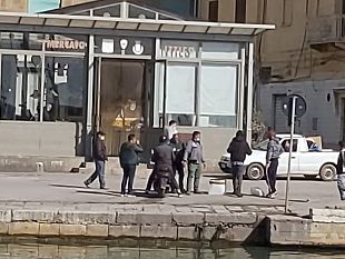 video-mazara-persiste-la-vendita-abusiva-di-pesce-in-piazzetta-dello-scalo