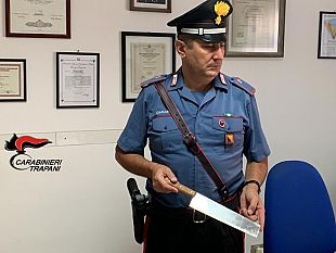 valderice-scaglia-il-pitbull-contro-i-carabinieri-e-prova-a-colpirli-con-la-mannaia