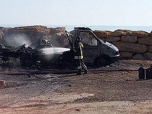 mazara-a-fuoco-un-camper-posteggiato-nei-pressi-del-porticciolo-turistico-di-san-vito