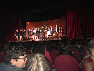 al-teatro-rivoli-applausi-a-scena-aperta-per-visita-di-condoglianze-commedia-interpretata-dai-ragazzi-delliis-f-ferrara