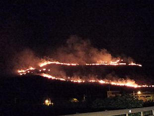rovinoso-incendio-al-monte-palatimone-le-foto-di-stanotte-da-purgatorio-e-castelluzzo