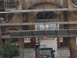 completate-le-impalcature-per-i-lavori-alla-porta-di-mare-riaperta-al-traffico-veicolare-la-via-garibaldi
