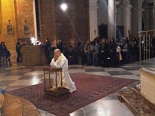 diverse-centinaia-di-fedeli-hanno-pregato-ieri-sera-per-andrea-alcuni-ragazzi-extracomunitari-campione-ti-aspettiamo-per-giocare-a-pallone