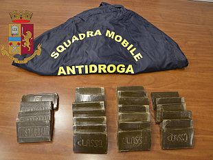 trasportava-24-panetti-di-hashish-con-un-auto-a-noleggio-arrestato-dalla-polizia