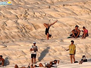 video-la-scala-dei-turchi-invasa-dai-turisti-la-denuncia-di-mareamico