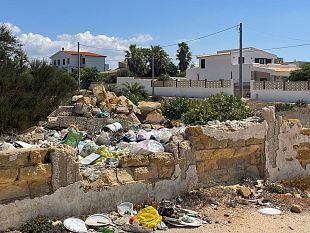 mazara-ce-molta-incivilta-ma-bisogna-pur-togliere-la-munnizza-abbandonata
