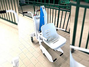 piscina-comunale-in-funzione-il-nuovo-sollevatore-per-disabili