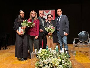 stefania-auci-conquista-trapani-sala-gremita-al-san-domenico-per-lalba-dei-leoni