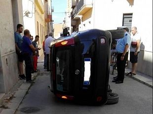 mazara-incidente-in-via-san-martino-auto-si-capotta-feriti-lievemente-due-conducenti