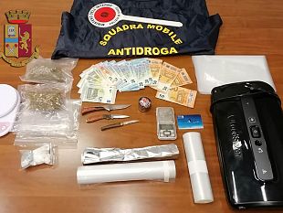 gestiva-supermarket-della-droga-in-casa-arrestato-dalla-polizia-di-stato