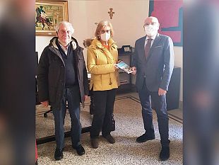 la-scrittrice-petronilla-maria-adelaide-russo-dona-allassessore-ai-beni-culturali-arturo-galfano-il-suo-libro-marsala-nascosta