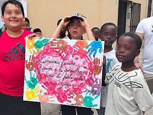 mazara-i-bambini-della-parrocchia-san-lorenzo-donano-una-tela-a-casa-speranza