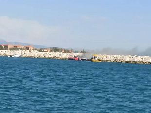 trapani-paura-al-porto-imbarcazione-in-fiamme