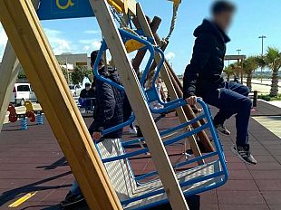 mazara-alcuni-ragazzi-si-divertono-con-altalena-per-disabili-sul-lungomare-san-vito-de-imbecillitate-humane