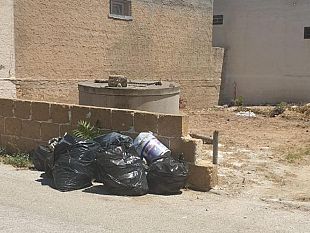 il-lettore-segnala-sacchi-maleodoranti-abbandonati-nella-strada-139-a-triscina