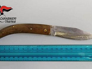 marsala/marsala-con-un-coltello-fuori-dal-palazzo-di-giustizia-denunciata-una-39enne
