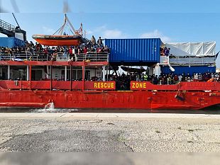 trapani-attraccata-la-sea-eye-4-a-bordo-piu-di-800-immigrati