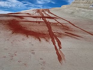 sciacalli-hanno-sfregiato-la-marna-della-scala-dei-turchi
