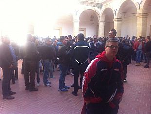 sciopero-cittadino-manifestanti-occupano-anche-il-comune-e-pronti-a-non-pagare-le-tasse