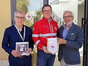 i-volontari-della-croce-rossa-al-lavoro-per-pulire-marinella-e-triscina