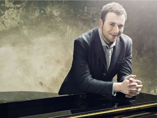 il-pianista-raphael-gualazzi-a-salemi-a-lui-va-il-premio-welcome-back-tony-scott