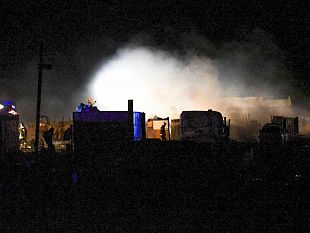 fiamme-nella-notte-a-campobello-distrutto-il-campo-di-erbe-bianche