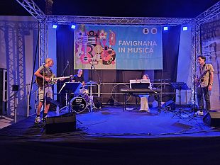 egadi-estate-2024-anita-vitale-conquista-il-pubblico-di-favignana-in-musica-con-un-mix-di-jazz-e-folk