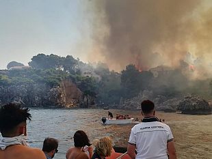 trapani/grave-incendio-alla-tonnara-di-scopello-la-guardia-costiera-salva-oltre-40-persone